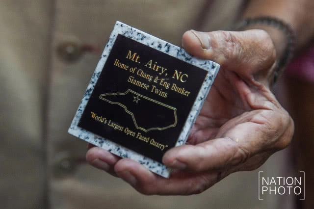 ทายาทแฝด "อิน-จัน" แต่งชุดไทยเที่ยวสมุทรสงคราม