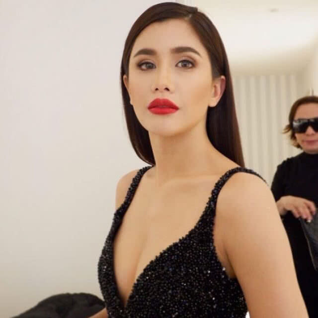 ปู ไปรยา กับชุดดำสวยสง่า บนพรมแดงคานส์