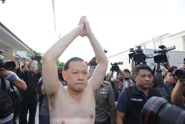 "สันธนะ" ถอดเสื้อชูมือเหนือหัวมอบตัวตำรวจแล้ว