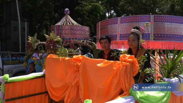 อลังการแห่"บั้งไฟตะไลยักษ์"แห่งเดียวในอีสาน