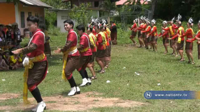 อลังการแห่"บั้งไฟตะไลยักษ์"แห่งเดียวในอีสาน