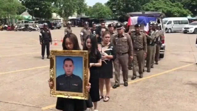 สุดอาลัย !! รดน้ำศพ "ส.ต.ท.ศรันธ์" ตำรวจกล้า