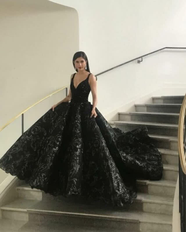 ปู ไปรยา กับชุดดำสวยสง่า บนพรมแดงคานส์