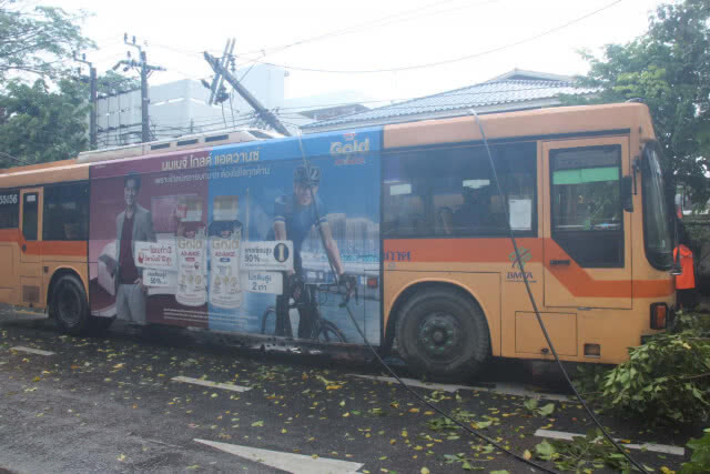 ฝนกระหน่ำ ลมกระโชกแรง ต้นไทรอายุกว่า 100 ปี ล้มทับรถสามล้อพังยับ-เสาไฟฟ้าหัก 2 ต้น(มีคลิป)