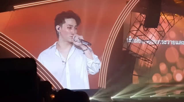 GOT7 ทำเซอร์ไพรส์ 
กล่อมเพลง"ออเจ้า"
ทำเหล่าอากาเซ่ กรี๊ดสนั่น!