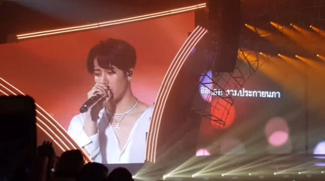 GOT7 ทำเซอร์ไพรส์ 
กล่อมเพลง"ออเจ้า"
ทำเหล่าอากาเซ่ กรี๊ดสนั่น!