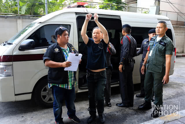 พ่อ"สันธนะ" นั่ง วีลเเชร์มาศาลลุ้นผลประกันตัวลูก