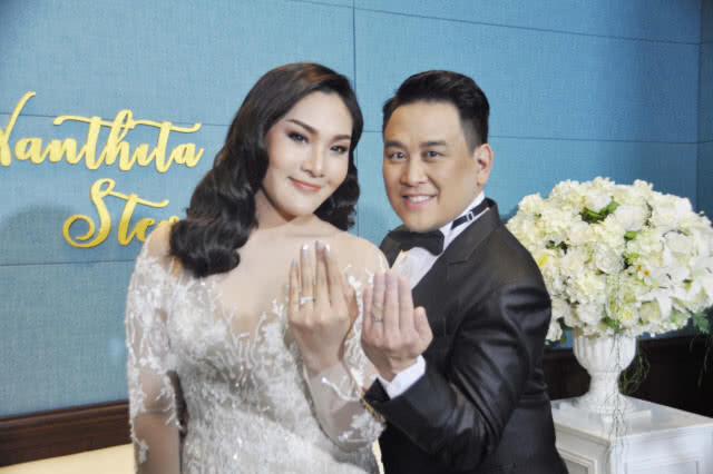 "เบลล์ นันทิตา" ควงแฟนหนุ่มชาวญี่ปุ่นเข้าพิธีวิวาห์(มีคลิป)