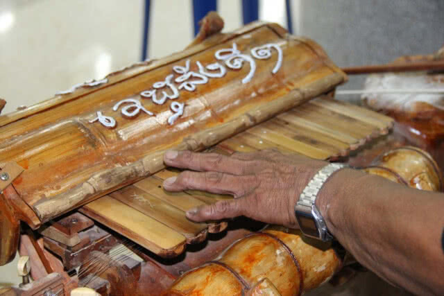 สุดทึ่งลุงวัย 67 ปี ประดิษฐ์ซอไม้ไผ่รับเล่นตามงานบุญสร้างรายได้อย่างงาม(มีคลิป)