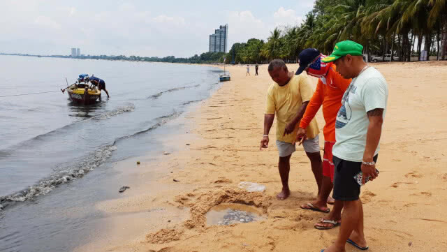 วิกฤติหนัก! ชายหาดบางเสร่ กลายเป็นทะเลดำเน่าเหม็น สั่งห้ามนักท่องเที่ยวลงเล่นเด็ดขาด