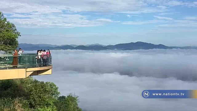 ทะเลหมอกหนาแน่นสวยงามที่ "สกายวอล์ค" จุดชมวิวกระจกใส