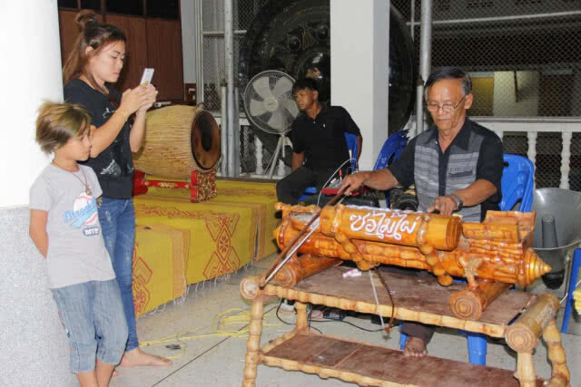 สุดทึ่งลุงวัย 67 ปี ประดิษฐ์ซอไม้ไผ่รับเล่นตามงานบุญสร้างรายได้อย่างงาม(มีคลิป)