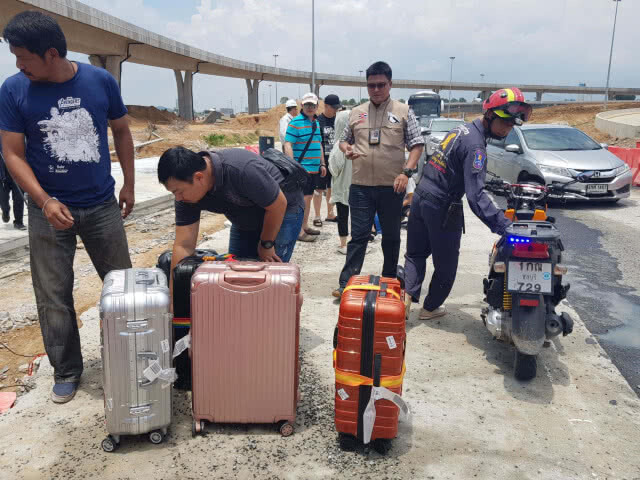 รถตู้รับส่งนักท่องเที่ยว โดนปาดหน้าหักหลบตกร่องกลาง โชคดีไร้เจ็บ