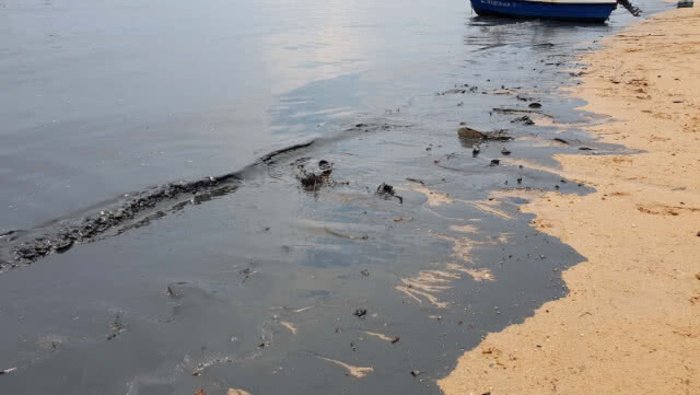 วิกฤติหนัก! ชายหาดบางเสร่ กลายเป็นทะเลดำเน่าเหม็น สั่งห้ามนักท่องเที่ยวลงเล่นเด็ดขาด