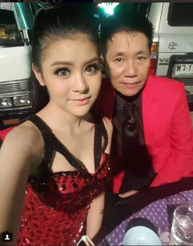 (ภาพชุด) 'พ่อบุญโทน' ไฟเขียว "ลาดา อาร์สยาม" โชว์แซ่บถ่ายชุดว่ายน้ำ