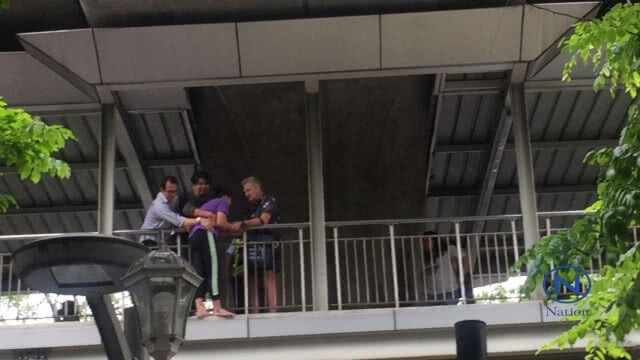 ระทึก.! แม่ค้าขายเสื้อผ้าจะกระโดด Skywalk