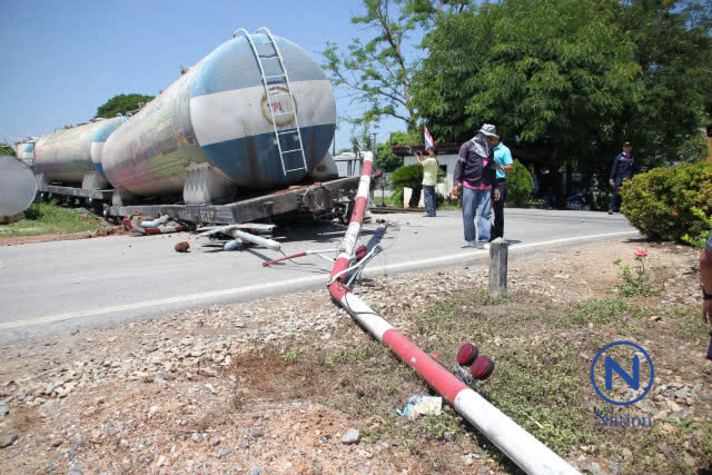 ด่วน! รถไฟตกรางชนเครื่องกั้นพังยับ!!