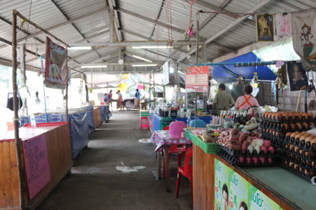 แม่ค้าหวั่นถูกรื้อตลาดหลังมีผู้รับเหมามารื้อเครื่องออกกำลังกายไปไว้ที่อื่น(มีคลิป)