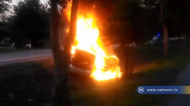 นักศึกษาซิ่งเก๋ง! ชนต้นไม้ไฟลุกไหม้ทั้งคัน "หวิดถูกย่างสด"