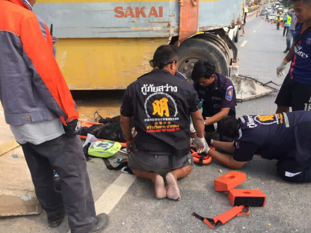 รถบดถนนสร้างมอเตอร์เวย์เสียการควบคุมไหลทับคนงานสาหัส