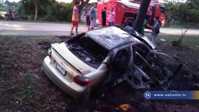 นักศึกษาซิ่งเก๋ง! ชนต้นไม้ไฟลุกไหม้ทั้งคัน "หวิดถูกย่างสด"