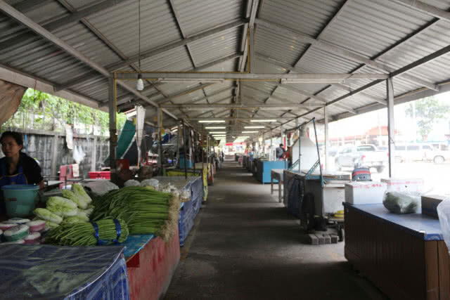 แม่ค้าหวั่นถูกรื้อตลาดหลังมีผู้รับเหมามารื้อเครื่องออกกำลังกายไปไว้ที่อื่น(มีคลิป)