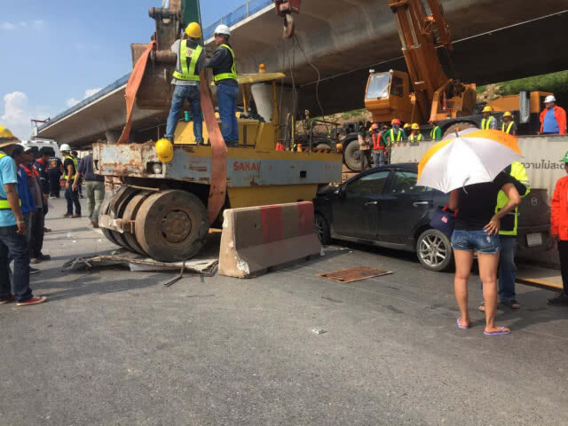 รถบดถนนสร้างมอเตอร์เวย์เสียการควบคุมไหลทับคนงานสาหัส