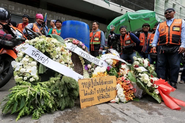 กลุ่มวินมอเตอร์ไซค์ รวมตัวประท้วงแกร็บไบค์ เปิดช่องรถป้ายขาว