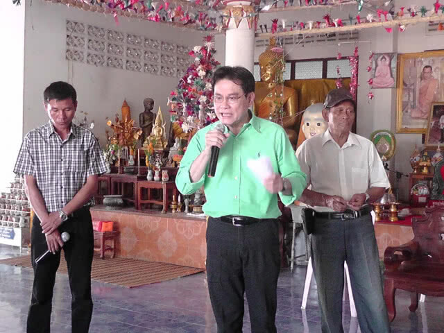 จุรินทร์เยือนถิ่นเสนาะ นำถังน้ำแจกประชาชน 3 อำเภอชายแดน