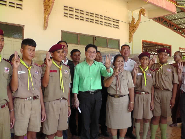 จุรินทร์เยือนถิ่นเสนาะ นำถังน้ำแจกประชาชน 3 อำเภอชายแดน