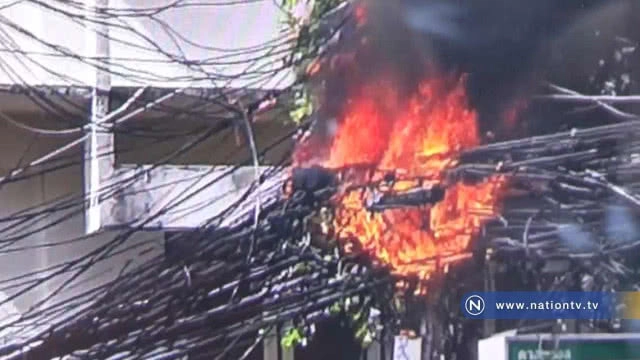 'งูเป็นเหตุ'ขึ้นสายไฟแรงสูงช็อตลุกไหม้สายไฟ-สายโทรศัพท์