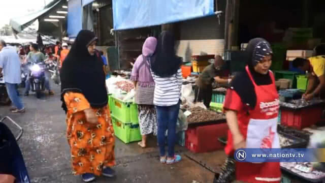 ชาวไทยมุสลิมจับจ่ายเลือกซื้ออาหารคึกคักวันแรกของการ"ถือศีลอด"
