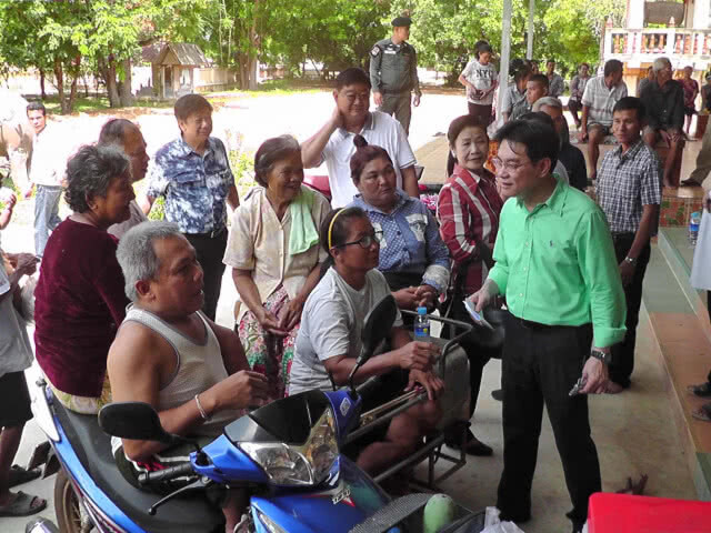 จุรินทร์เยือนถิ่นเสนาะ นำถังน้ำแจกประชาชน 3 อำเภอชายแดน