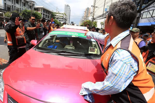 กลุ่มวินมอเตอร์ไซค์ รวมตัวประท้วงแกร็บไบค์ เปิดช่องรถป้ายขาว