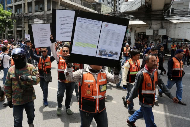 กลุ่มวินมอเตอร์ไซค์ รวมตัวประท้วงแกร็บไบค์ เปิดช่องรถป้ายขาว