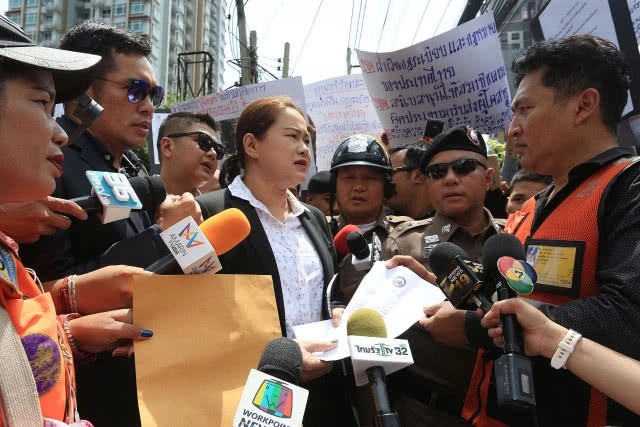 กลุ่มวินมอเตอร์ไซค์ รวมตัวประท้วงแกร็บไบค์ เปิดช่องรถป้ายขาว