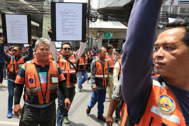 กลุ่มวินมอเตอร์ไซค์ รวมตัวประท้วงแกร็บไบค์ เปิดช่องรถป้ายขาว