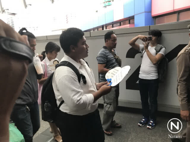 "จ่านิว" แจกพัด "ยุทธน็อคคิโอ" ชวน ปชช. ทวงถามวันเลือกตั้ง