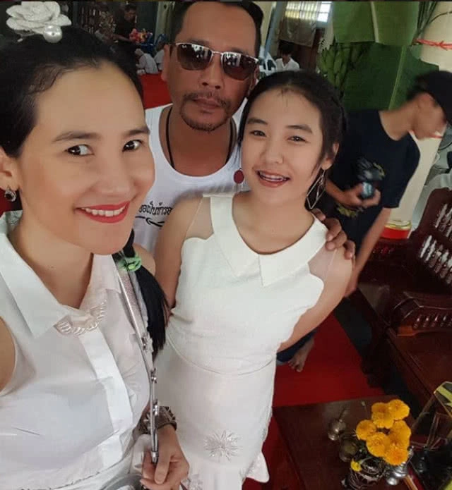 น่ารักที่สุด!
เปิดเทอมแล้ว "เท่ง เถิดเทิง"
ตามรับ-ส่ง"น้องพลอย" ลูกสาวคนสวย ไป รร.