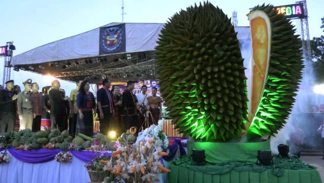 เปิดประมูลทุเรียนภูเขาไฟลูกแรก ราคาสูงสุดที่ 150,000 บ.(มีคลิป)