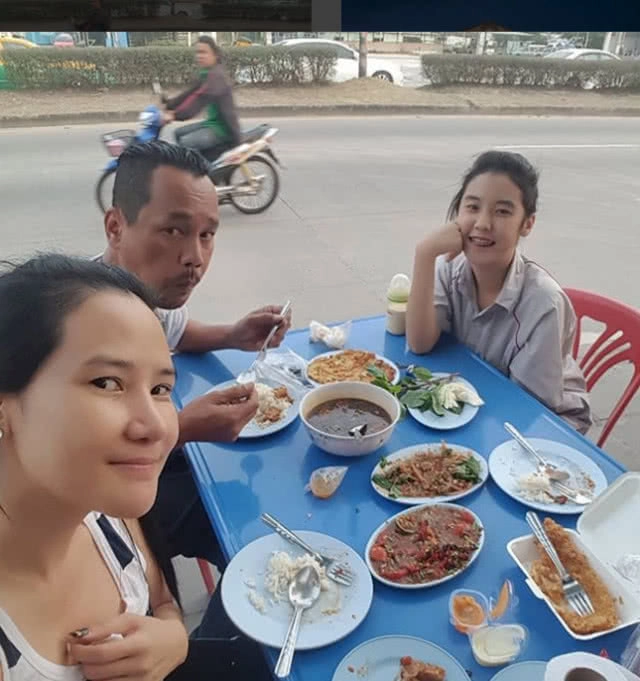 น่ารักที่สุด!
เปิดเทอมแล้ว "เท่ง เถิดเทิง"
ตามรับ-ส่ง"น้องพลอย" ลูกสาวคนสวย ไป รร.