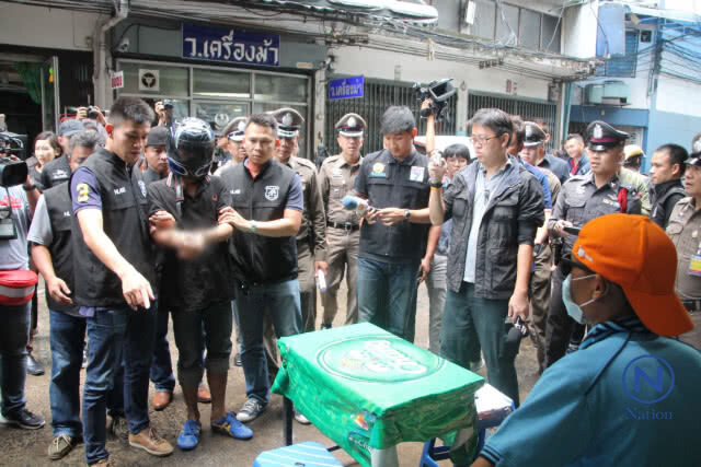 ตร.คุมตัวทำแผนหนุ่มประเคนหมัด-ศอกใส่ชายวัย50สลบเหมือด-เช็กประวัติโชกโชน!