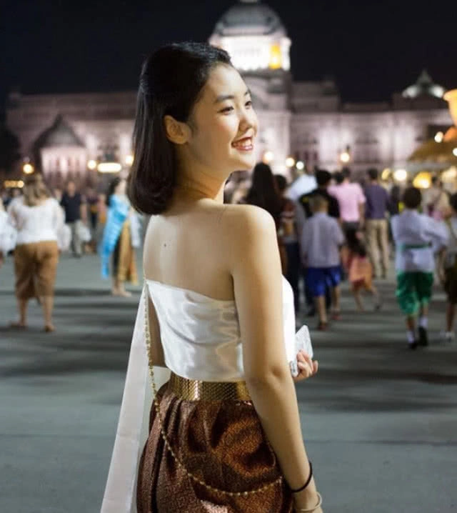 น่ารักที่สุด!
เปิดเทอมแล้ว "เท่ง เถิดเทิง"
ตามรับ-ส่ง"น้องพลอย" ลูกสาวคนสวย ไป รร.