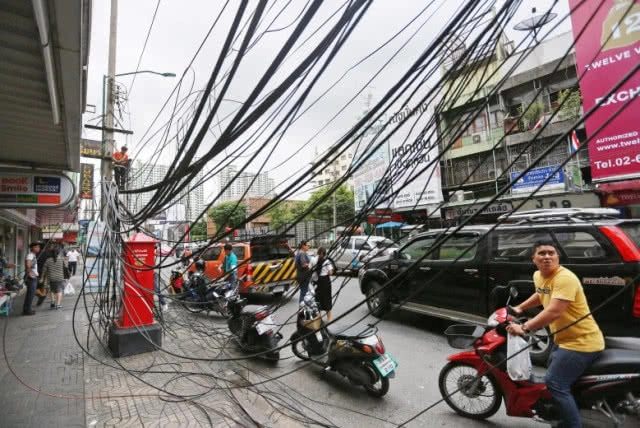 ภัยร้ายสายสื่อสารมรณะ!'ห้อยระย้าพาดระโยง'