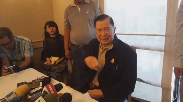 "บิ๊กจิ๋ว" say hello "ทักษิณ" ฟังน้ำเสียง รู้ อยากกลับบ้าน 
แนะ ทำเพื่อประชาชน เชื่อ 65 ล้านคนยอม!!!