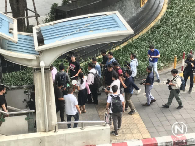 "จ่านิว" แจกพัด "ยุทธน็อคคิโอ" ชวน ปชช. ทวงถามวันเลือกตั้ง