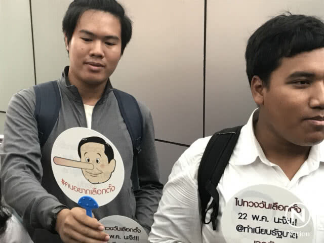 "จ่านิว" แจกพัด "ยุทธน็อคคิโอ" ชวน ปชช. ทวงถามวันเลือกตั้ง