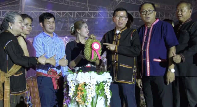 เปิดประมูลทุเรียนภูเขาไฟลูกแรก ราคาสูงสุดที่ 150,000 บ.(มีคลิป)