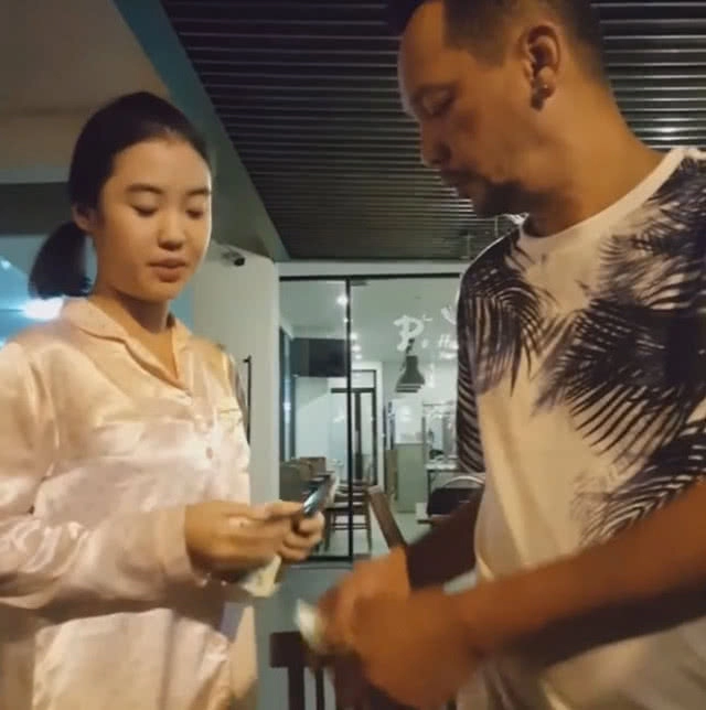 น่ารักที่สุด!
เปิดเทอมแล้ว "เท่ง เถิดเทิง"
ตามรับ-ส่ง"น้องพลอย" ลูกสาวคนสวย ไป รร.