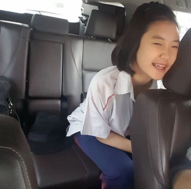 น่ารักที่สุด!
เปิดเทอมแล้ว "เท่ง เถิดเทิง"
ตามรับ-ส่ง"น้องพลอย" ลูกสาวคนสวย ไป รร.